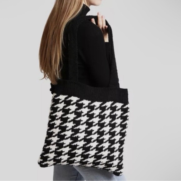 Comfyluxe Handbags - NWT Comfyluxe Soft Houndstooth Tote Bag